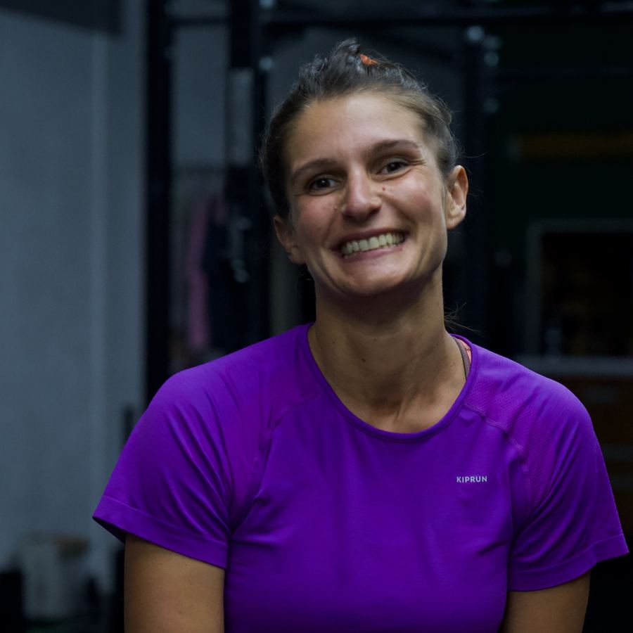 Adhérente tout sourire pendant sa séance chez Devil Performance