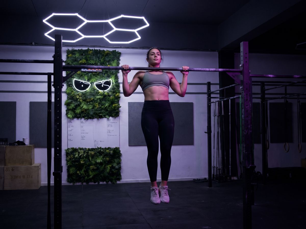 Athlète en chest-to-bar à la barre, salle Devil Performance